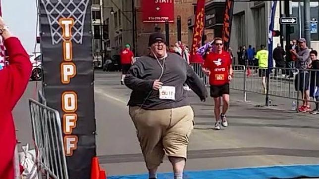 Un hombre que pesa más de 250 kilos, ejemplo para «runners» de todo el mundo