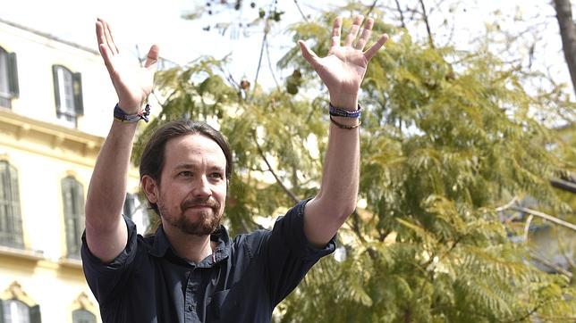 Pablo Iglesias saluda a sus simpatizantes en Málaga