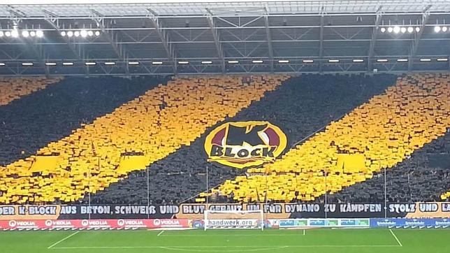 La grada del Glücksgas Stadion, cubierta con los colores del club