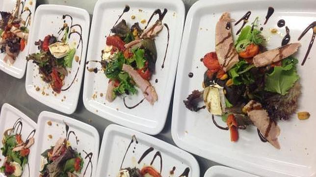 Ensalada compuesta de langostinos, mango, piña, aceite de pipas y vinagreta de sésamo;