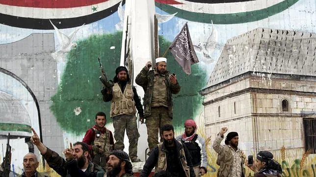 Milicianos yihadistas celebran la captura del centro de Idlib