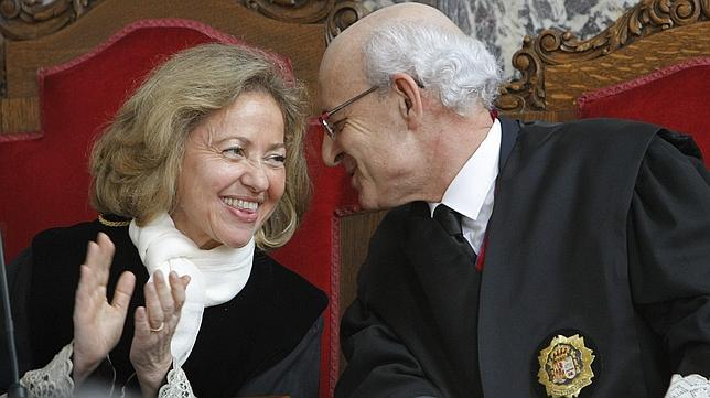 La fiscal general del Estado, Consuelo Madrigal, junto al fiscal superior de Galicia, Fernando Suanzes