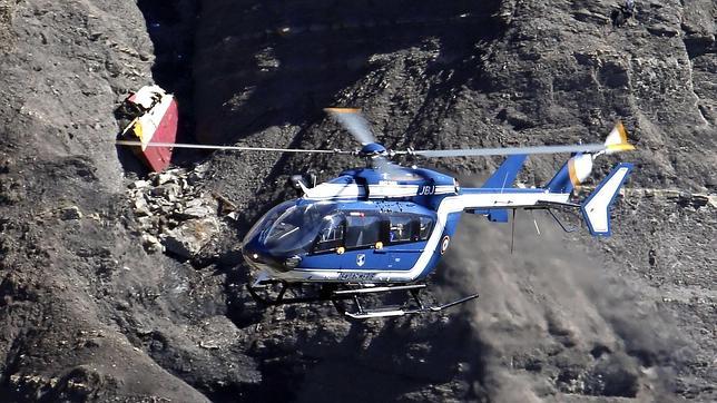 Un helicóptero de la gendarmería francesa sobrevuela el lugar del accidente del avión de Germanwings