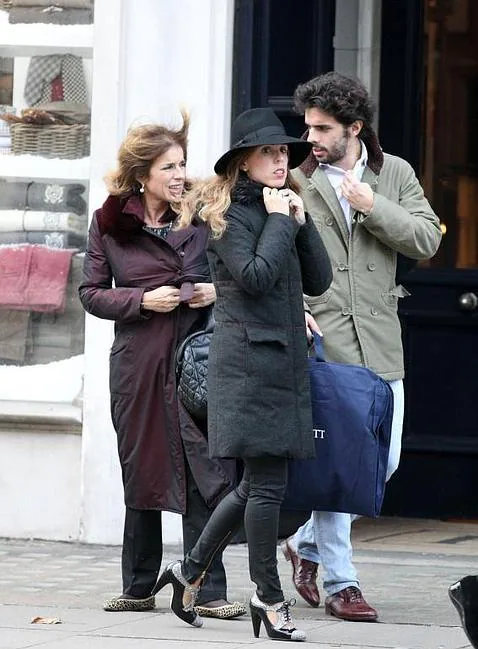 La capital del Reino Unido es territorio «amigo» para la familia Aznar. En la imagen, Ana y Alonso paseando con la alcaldesa madrileña en 2011