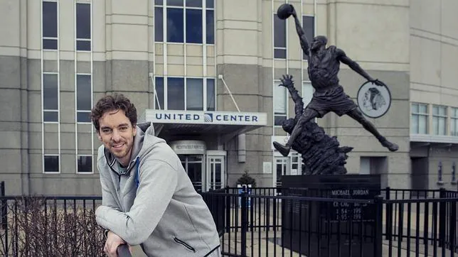 Pau Gasol, junto a la estatua de Michael Jordan en el United Center
