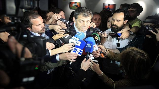 Toni Cantó analiza con afiliados de UPyD su posible marcha a Ciudadanos