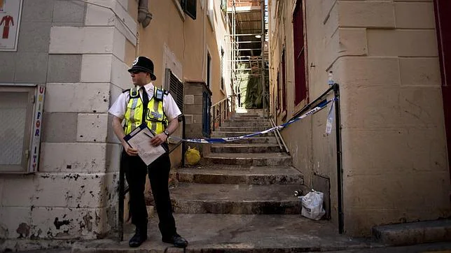 Un policía aguarda en Boschetti Street en Gibraltar, lugar del suceso