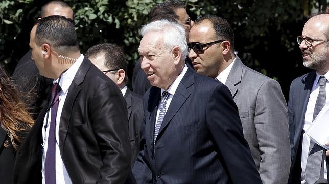 Margallo afirma que será difícil identificar a las víctimas: «El trozo más grande del avión era de un metro»