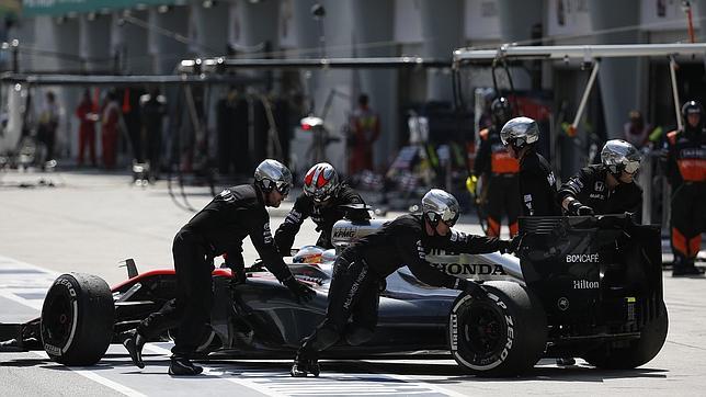 Momento en el que el McLaren de Alonso era introducido en el garaje