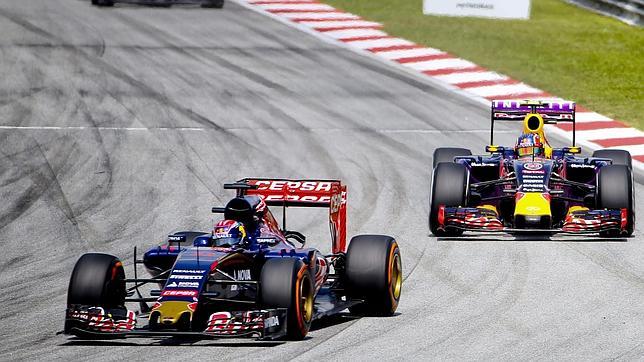 Un Toro Rosso por delante de un Red Bull