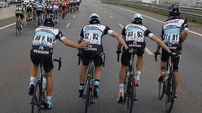 Así orina un ciclista en plena carrera