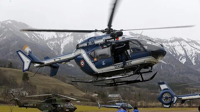 Un helicóptero del servicio de emergencias, cerca de la zona del accidente