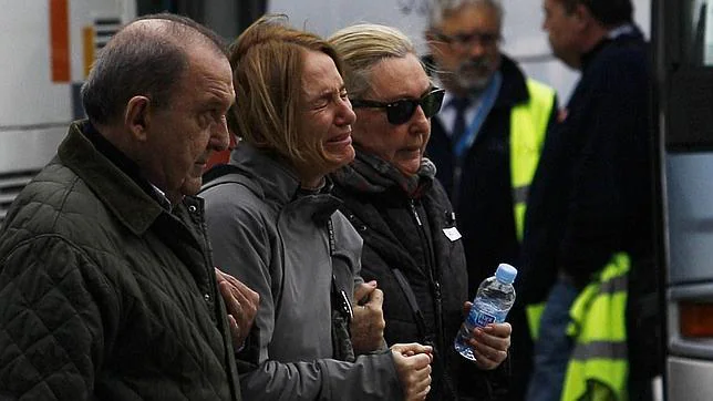 Familiares de los pasajeros del avión siniestrado llegan al aeropuerto de El Prat