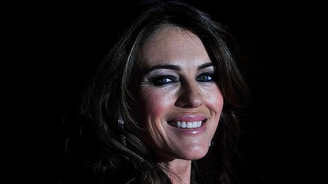 Elizabeth Hurley: «Sentí vergüenza cuando mi hijo leyó el guión de The Royals»