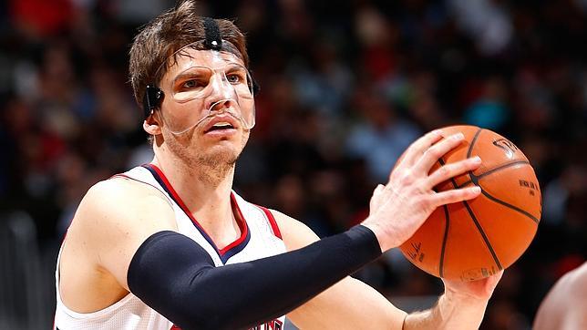 Kyle Korver anota once puntos en poco más de un minuto