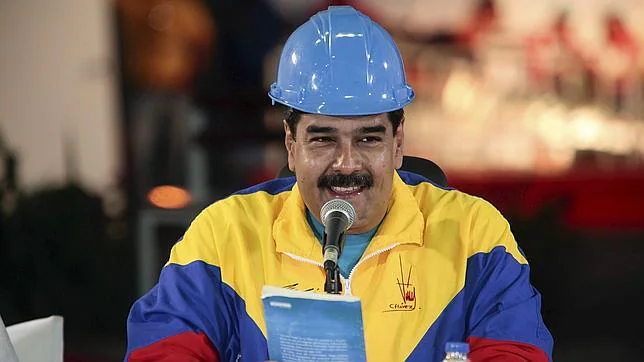Maduro da un pollo por firmar contra Obama