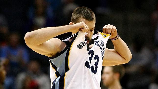 Marc Gasol rompe su camiseta