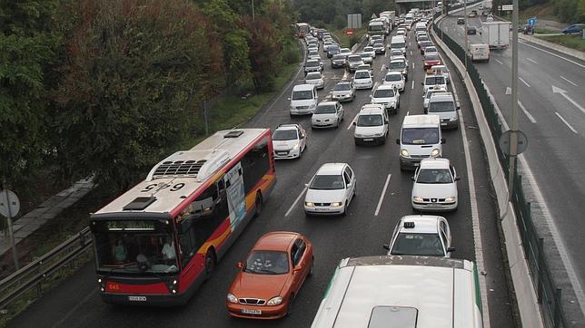 Los conductores españoles pierden 52 horas de media al año en atascos