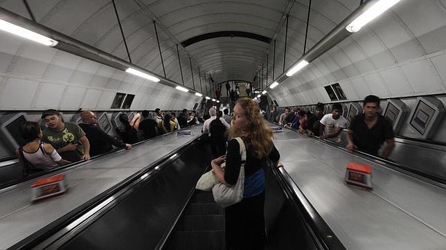 Osaka prohibirá subir las escaleras mecánicas por la izquierda