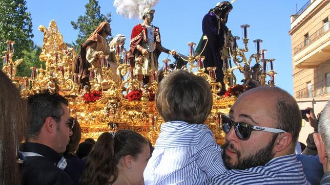 Kiko Rivera inculca a su hijo su pasión por la Semana Santa de Sevilla