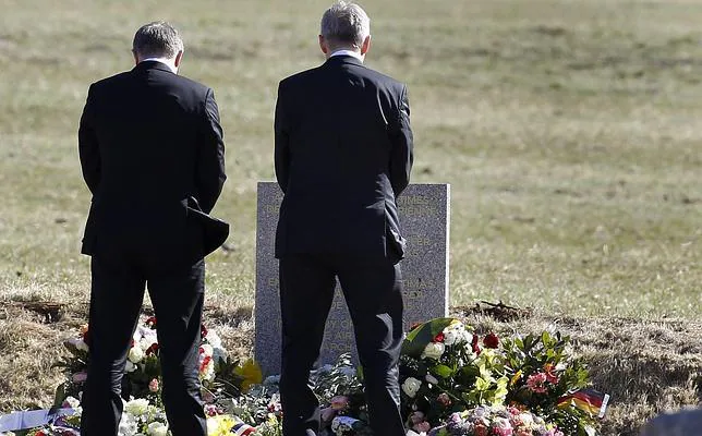 El presidente de Germanwings, Thomas Winkelmann (dcha), y el responsable de Lufthansa, Carsten Spohr, visitan el monumento conmemorativo a las víctimas de la tragedia en Le Vernet (Francia)