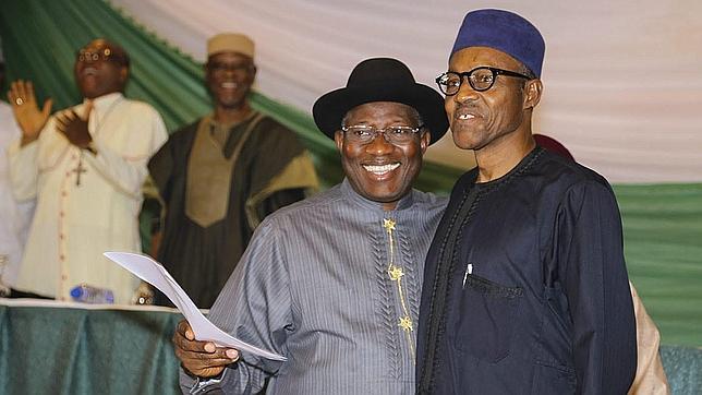 Fotografía de archivo que muestra a Muhammadu Buhari (d) junto al presidente en funciones de Nigeria, Goodluck Jonathan