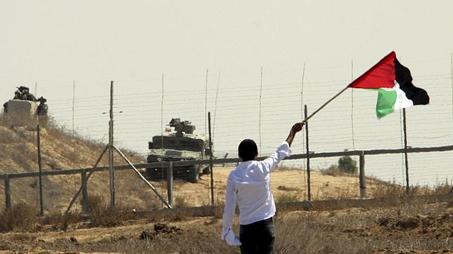 Un hombre ondea una bandera palestina