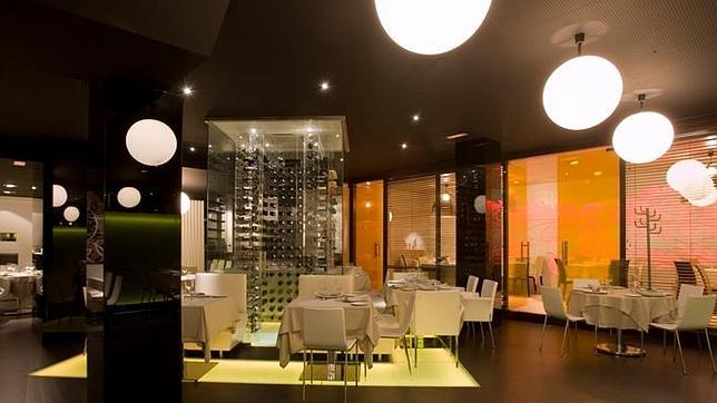 Interior del restaurante Azabache con diseño vanguardista