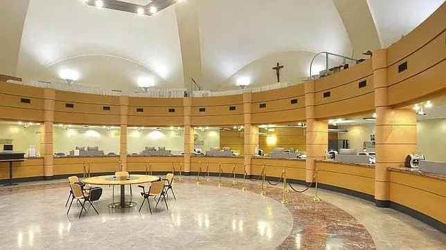 Fotografía de archivo tomada el 29 de octubre de 2013 facilitada por el Instituto de Obras de Religión que muestra el interior del mismo, conocido como el «banco del Vaticano», en la Ciudad del Vaticano