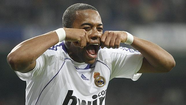Robinho celebra uno de sus goles