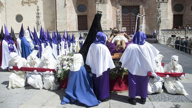 El Cristo de Burgos desciende de la cruz ante la mirada de su madre