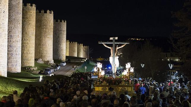 Mas de 2.000 personas realizan el Vía Crucis en torno a la muralla de Ávila