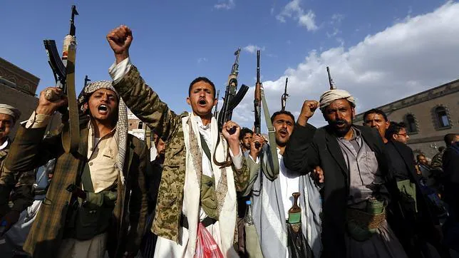 Miembros de los rebeldes hutíes armados participan en una manifestación en contra de la intervención de la coalición liderada por Arabia Saudí en Saná