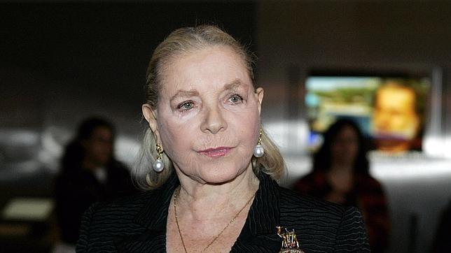 Lauren Bacall vende hasta el paragüero