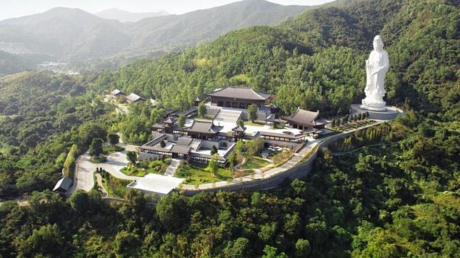 Lo último: un asombroso monasterio con Budas de oro y celdas antibalas