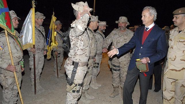 Pedro Morenés, durante una visita a las tropas españolas destacadas en Irak