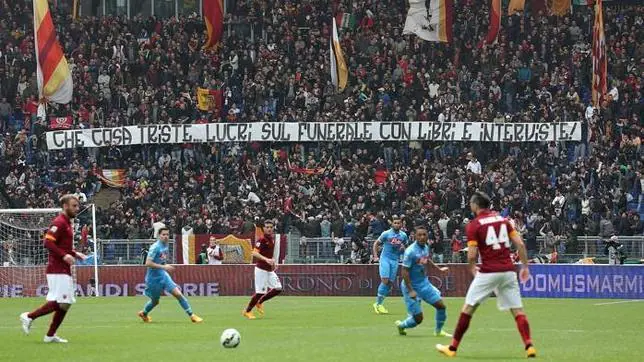 Una de las pancartas mostradas por los ultras de la Roma en el duelo ante el Nápoles