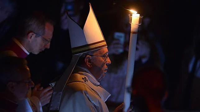 El Papa bautiza a diez catecúmenos en la noche de la Pascua