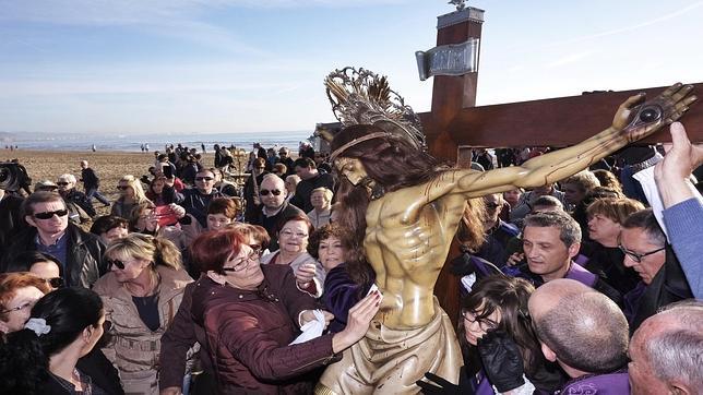 Imagen del Cristo del Salvador a orillas del Mediterráneo