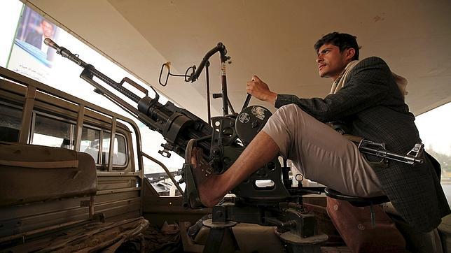 Un rebelde hutí, con una ametralladora antiaérea