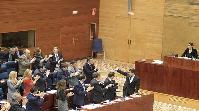 El presidente madrileño, Ignacio González, se despide entre aplausos del grupo del PP en la Asamblea