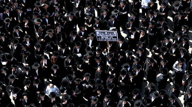 El multitudinario funeral de un rabino deja un muerto y tres heridos