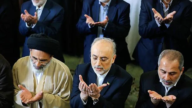 El jefe del organismo atómico iraní, Ali Akbar Salehi, en el centro, en la oración del viernes en Teherán