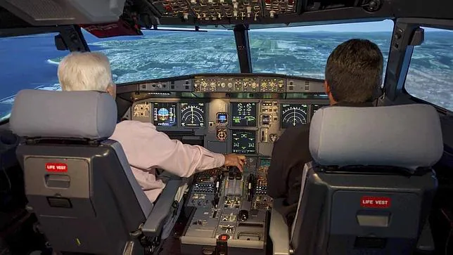 Un piloto y un copiloto en el simulador de un A320