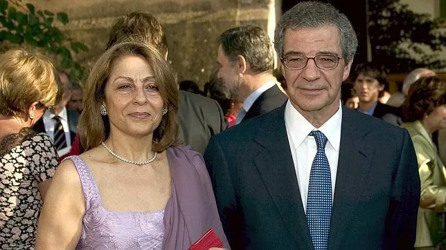 CesarAlierta, acompañado de su esposa Ana Cristina Placer en la boda de la hija del presidente del BBVA en 2004