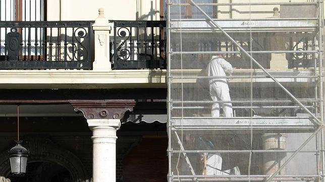 Obras de rehabilitación en una fachada del centro de Valladolid