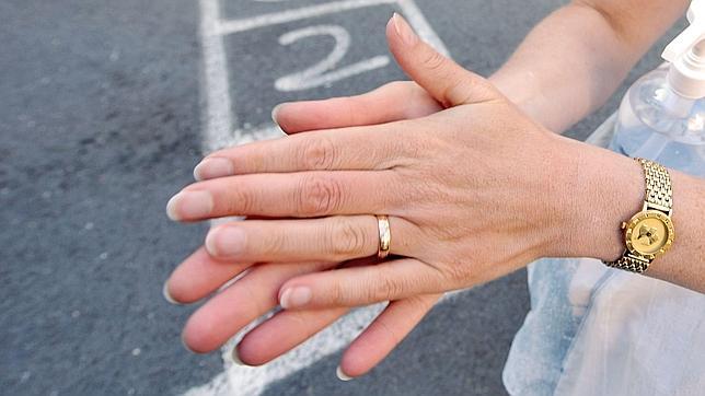Nuestra piel se expone a grandes cantidades de agua al lavar a mano perdiendo hidratación