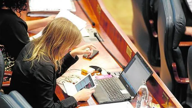 El «kit del diputado» en la Asamblea de Madrid: una tableta de 2.200 euros