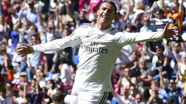 Cristiano celebra su quinto gol al Granada, que ratificaba su reencuentro con el remate certero