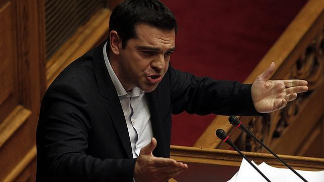 El Primer ministro griego, Alexis Tsipras (2d), da un discurso durante la sesión plenaria del parlamento griego
